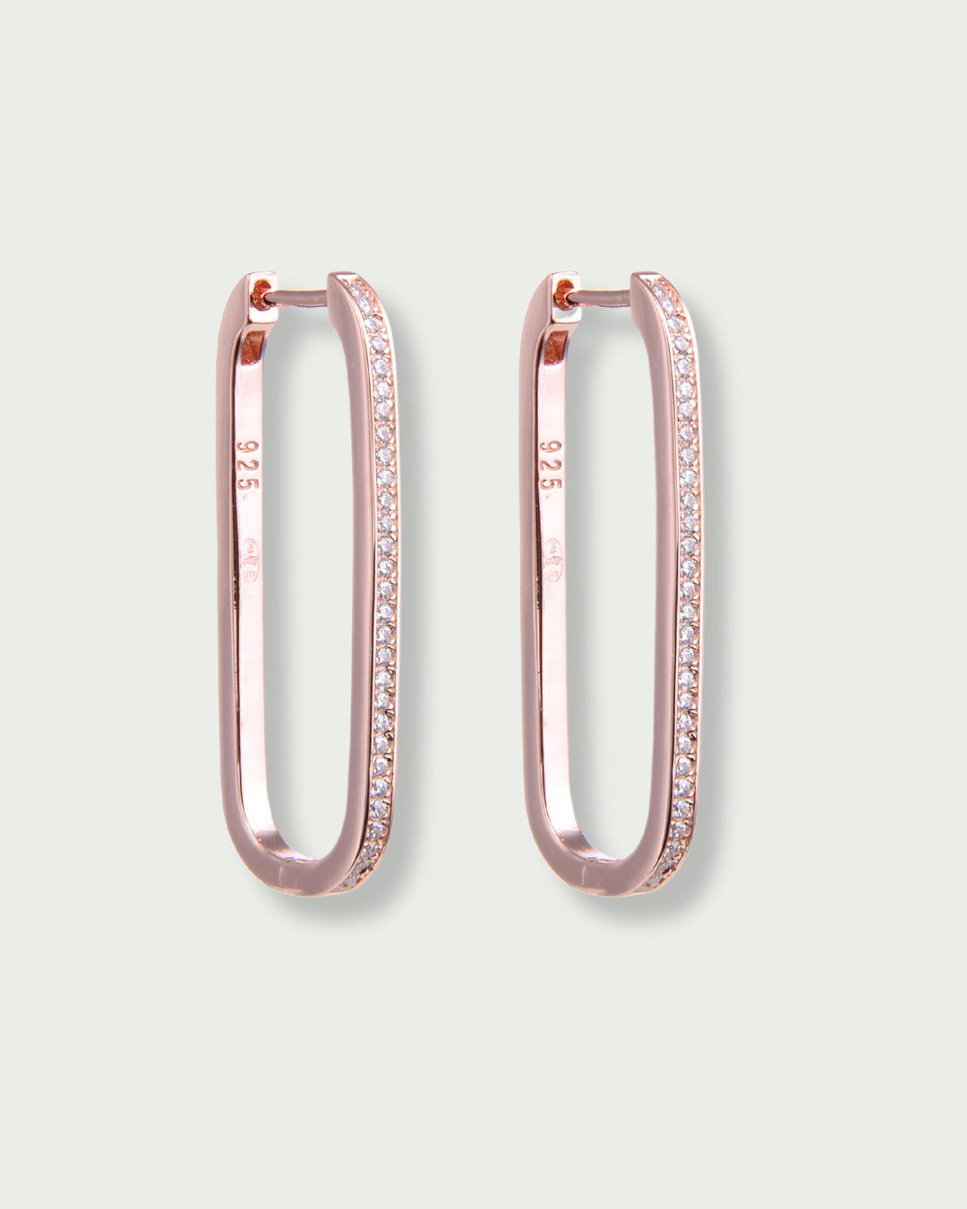 Créoles Longues Intemporel – Rose en argent 925 doré à l’or rose 18 carats, silhouette élancée et épurée, finition lumineuse résistante à l’oxydation, fermoir sécurisé, éclat doux et intemporel.
