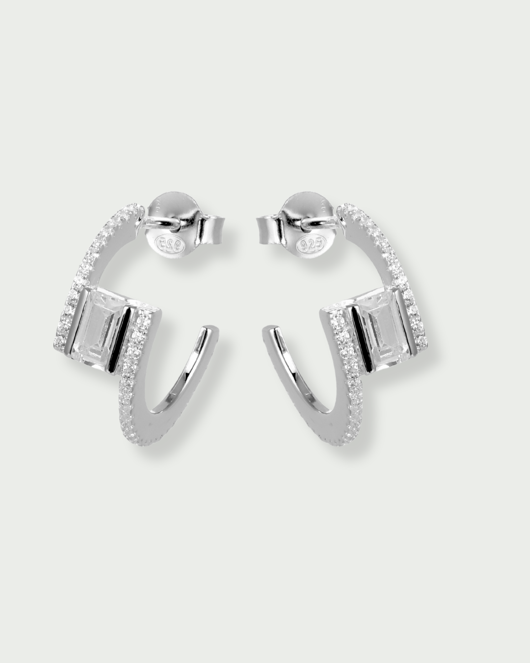 Créoles Overlap Émeraude en argent 925, ornées d’un zirconium blanc taille émeraude et d’un pavage de zirconiums scintillants.
