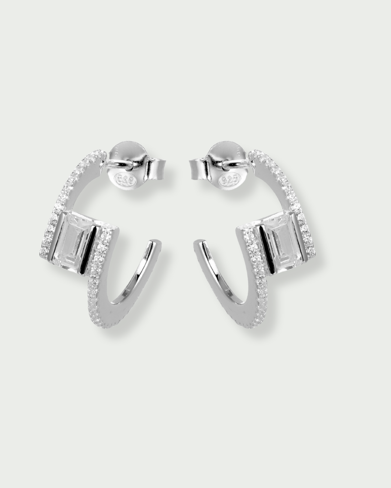 Créoles Overlap Émeraude en argent 925, ornées d’un zirconium blanc taille émeraude et d’un pavage de zirconiums scintillants.