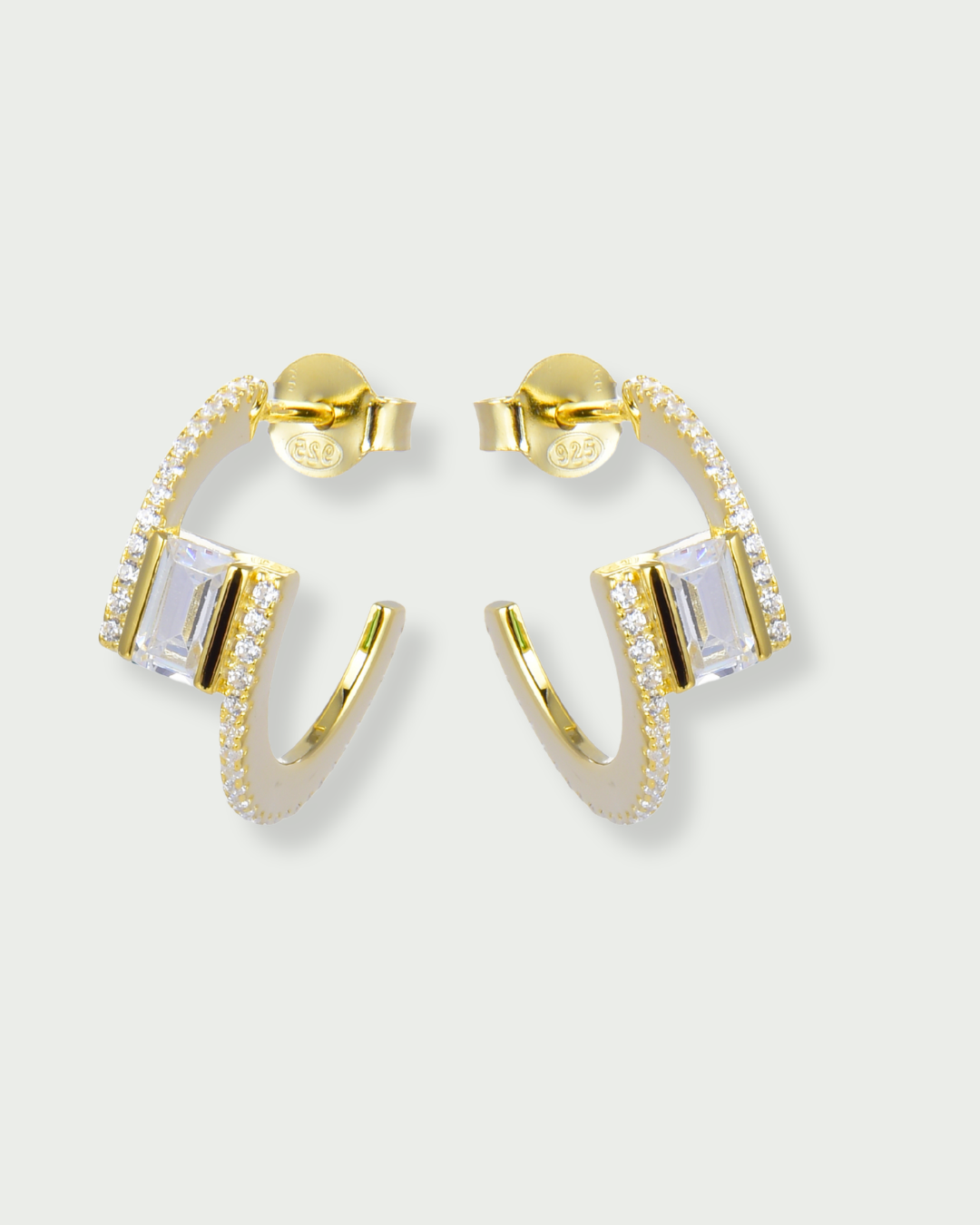Créoles Overlap Émeraude en argent 925 doré à l’or jaune 18 carats, ornées d’un zirconium blanc taille émeraude et d’un pavage de zirconiums scintillants.