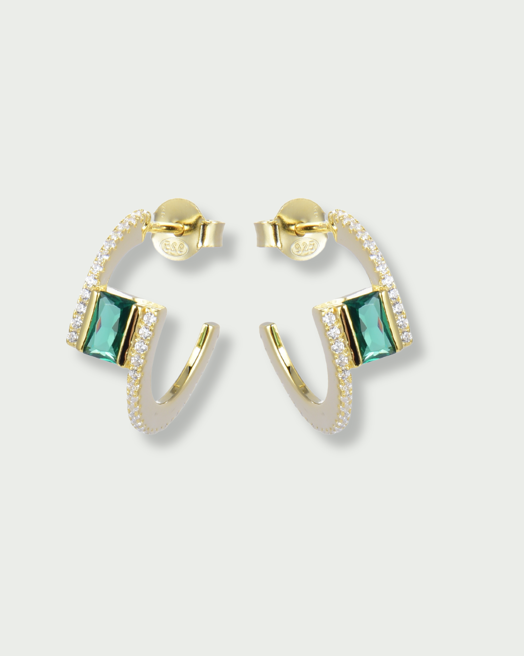 Créoles Overlap Émeraude verte en argent 925 doré à l’or jaune 18 carats, ornées d’un zirconium vert taille émeraude et d’un pavage de zirconiums blancs.