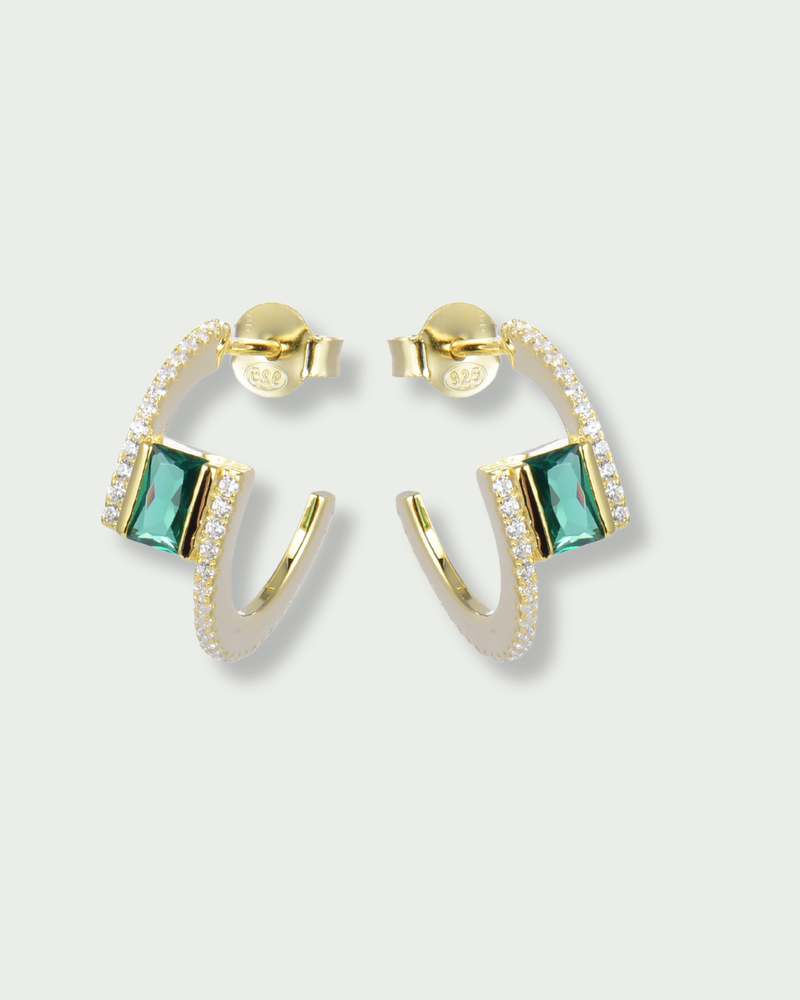 Créoles Overlap Émeraude verte en argent 925 doré à l’or jaune 18 carats, ornées d’un zirconium vert taille émeraude et d’un pavage de zirconiums blancs.