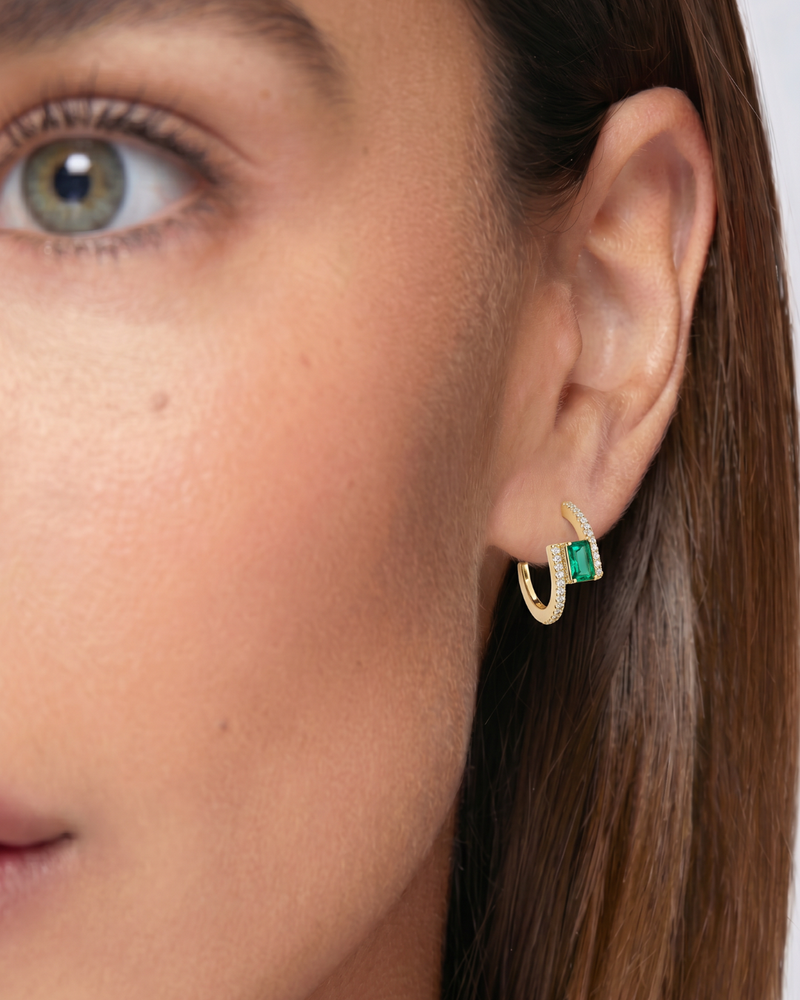 Créoles Overlap Émeraude verte en argent 925 doré à l’or jaune 18 carats, ornées d’un zirconium vert taille émeraude et d’un pavage de zirconiums blancs.