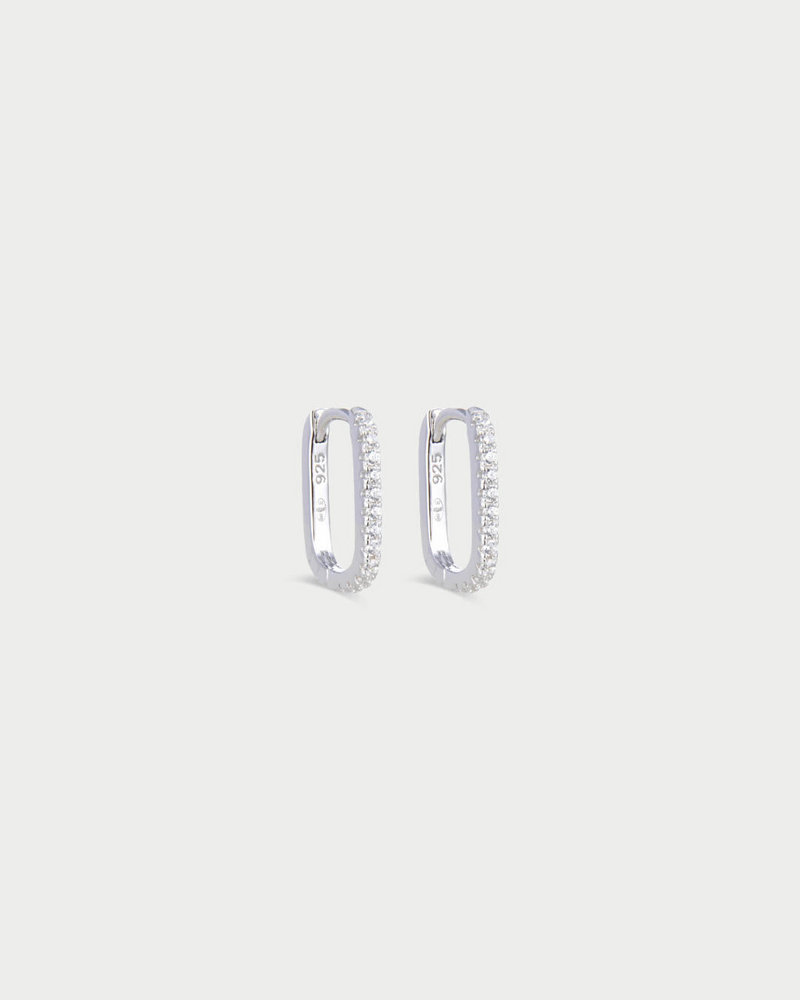 Créoles Pavées Intemporel M – Doré en argent 925 doré à l’or 18 carats, créoles de taille moyenne délicatement pavées de pierres, finition lumineuse résistante à l’oxydation, fermoir sécurisé, éclat solaire et élégant au quotidien.
