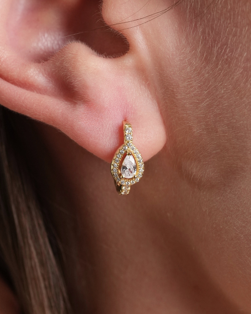 Créoles en argent 925 doré à l'or 18 carats avec zircon blanc taille poire et pavage, diamètre env. 14 mm.