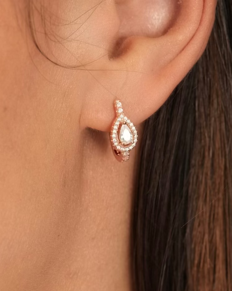 Créoles en argent 925 doré à l'or rose 18 carats avec zircon blanc taille poire et pavage, diamètre env. 14 mm.