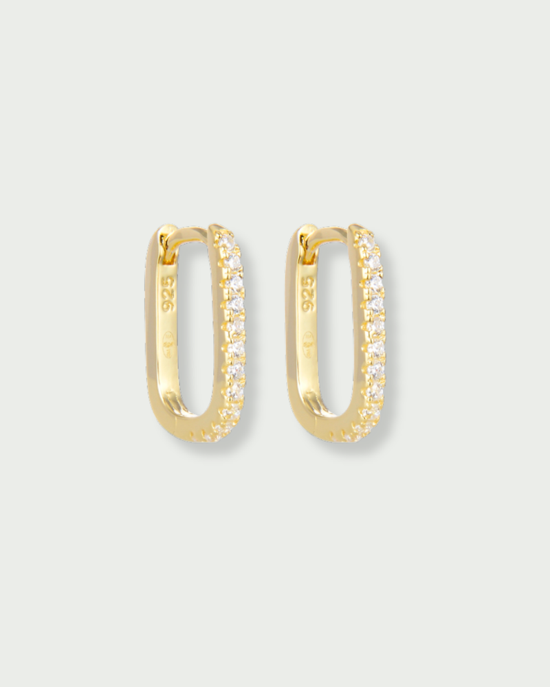 Créoles Pavées Intemporel M – Doré en argent 925 doré à l’or 18 carats, créoles de taille moyenne délicatement pavées de pierres, finition lumineuse résistante à l’oxydation, fermoir sécurisé, éclat solaire et élégant au quotidien.
