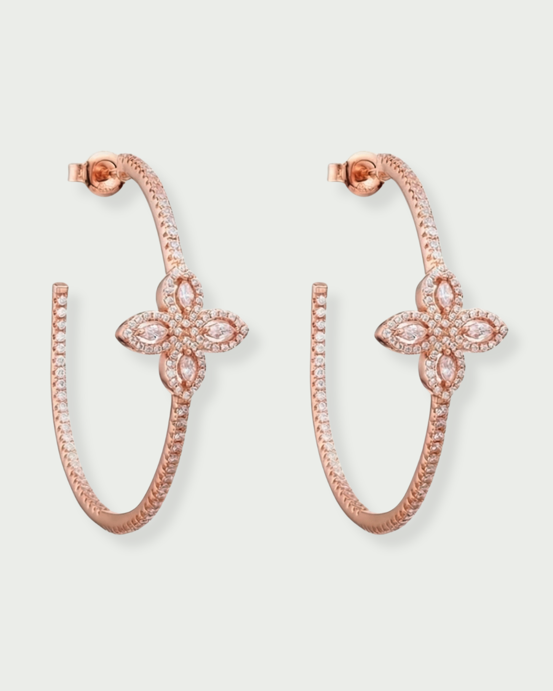 Boucles d’oreilles « Créoles Fleur de Vie » en argent 925 rhodié, motif floral composé de quatre zirconiums taille marquise, diamètre ≈ 4 cm, finition polie brillante.