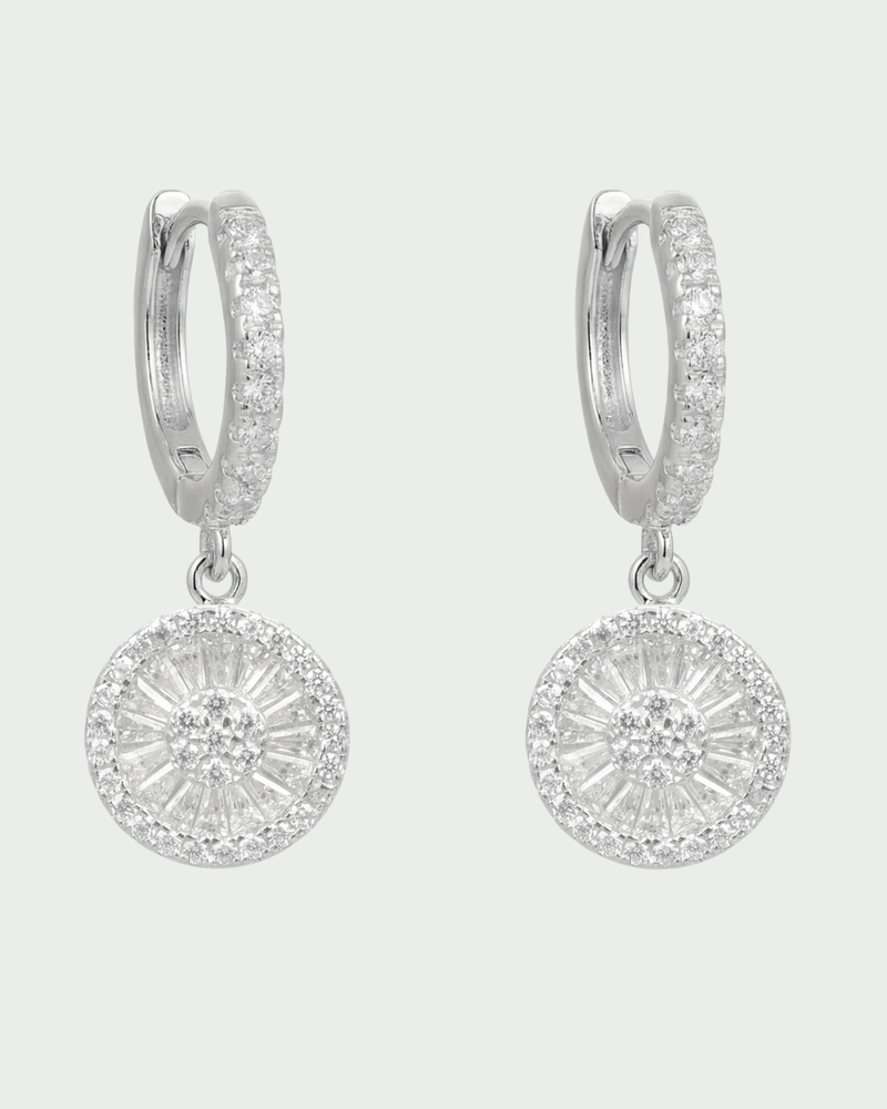 Boucles d’oreilles créoles en argent 925 rhodié avec pendentif rond pavé de zirconium blanc.