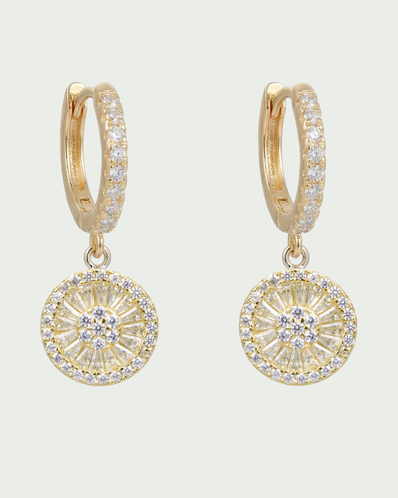 Boucles d’oreilles créoles en argent 925 doré à l’or 18 carats avec pendentif rond pavé de zirconium blanc.