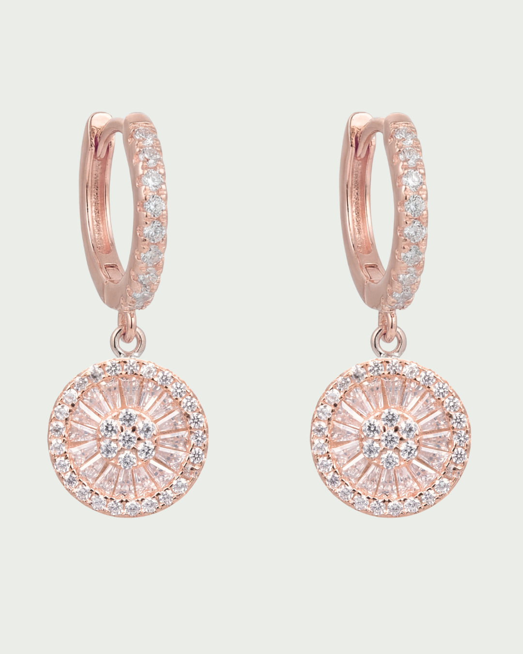 Boucles d’oreilles créoles en argent 925 doré à l’or rose 18 carats avec pendentif rond pavé de zirconium blanc.
