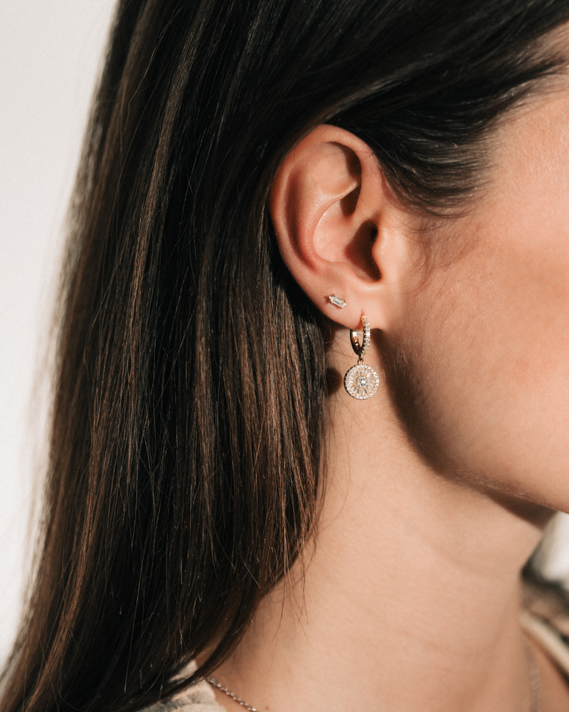 Boucles d’oreilles créoles en argent 925 doré à l’or rose 18 carats avec pendentif rond pavé de zirconium blanc.