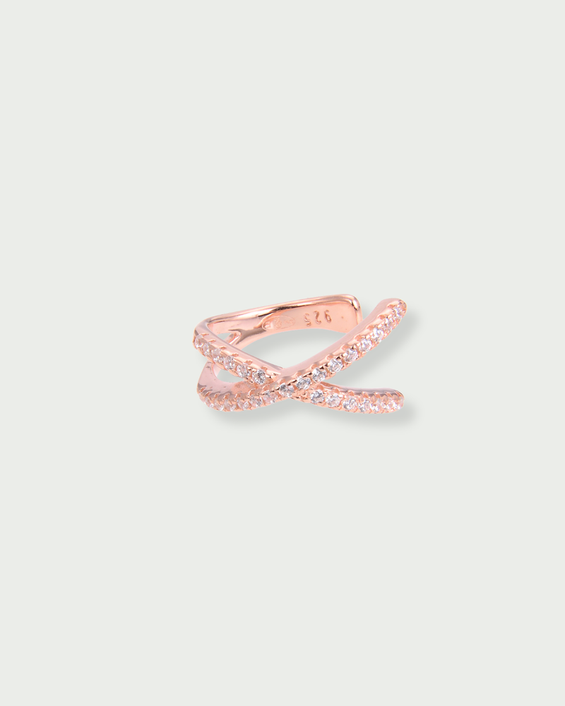 Earcuff Croisé Intemporel – Rose en argent 925 doré à l’or rose 18 carats, lignes entrelacées au design structuré et contemporain, finition lumineuse résistante à l’oxydation, format ajustable à clipser sans piercing, pensé pour illuminer l’oreille d’une touche douce et sophistiquée, à porter seul ou en accumulation.
