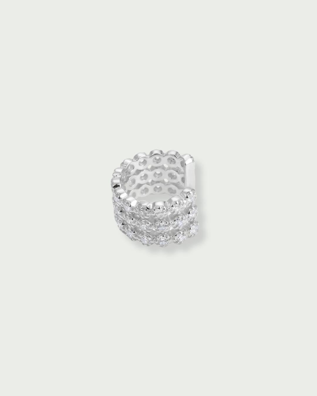 Earcuff Pur Intemporel blanc GENA Jewelry en argent 925 rhodié, composé de plusieurs rangs délicatement pavés de zircons blancs.