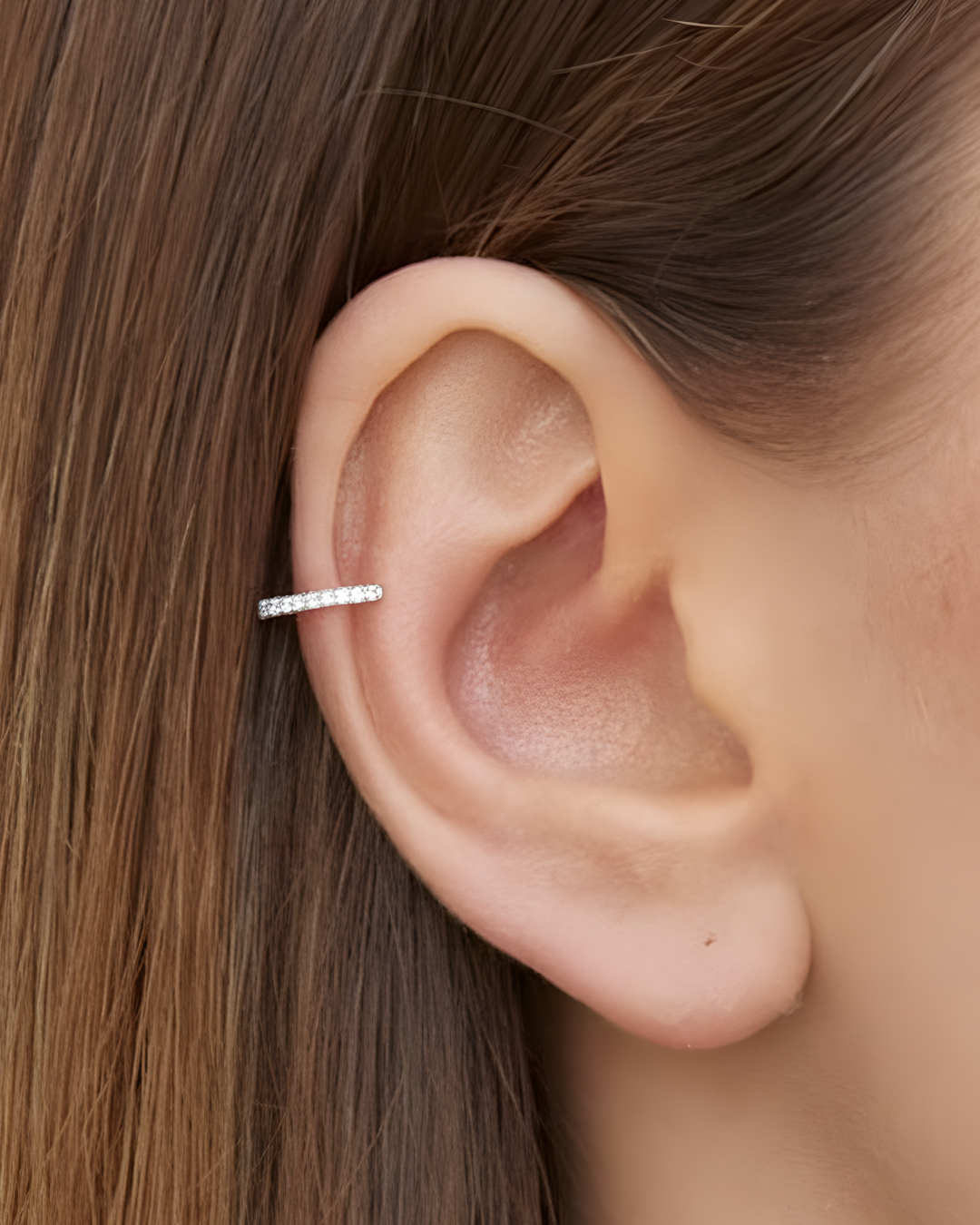 Earcuff « Simple Intemporel » en argent 925 rhodié, design minimaliste orné de zircons blancs, finition polie brillante.