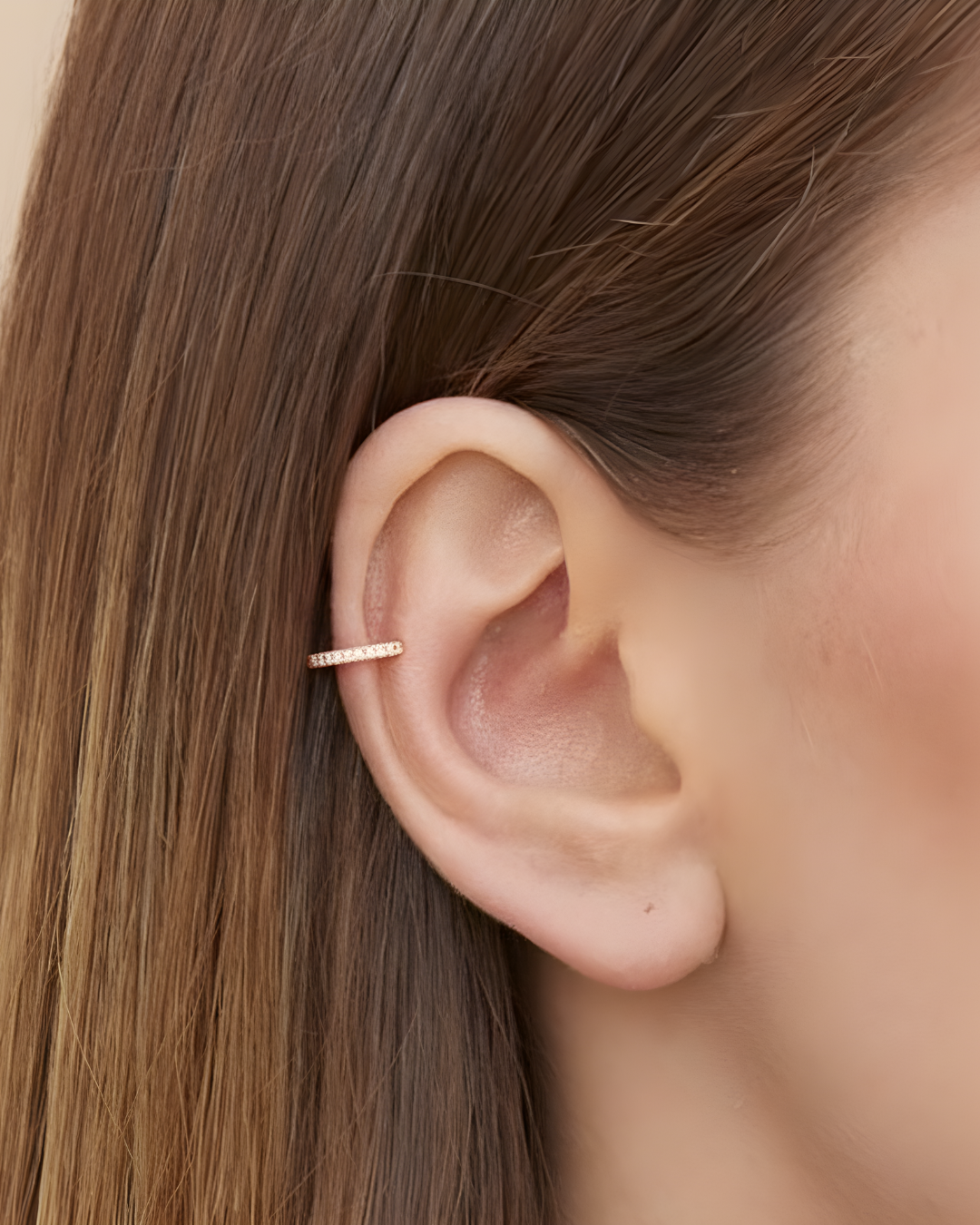 Earcuff « Simple Intemporel » en argent 925 doré à l’or rose 18 carats, design minimaliste rehaussé de zirconiums blancs, finition polie brillante.