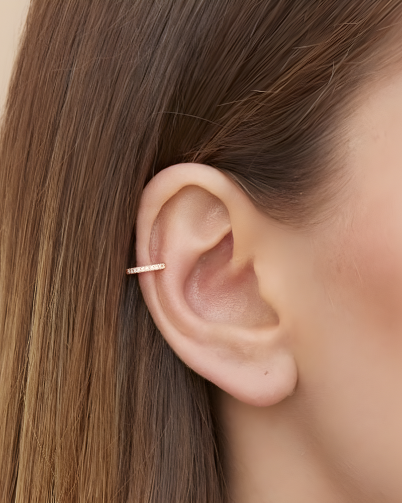 Earcuff « Simple Intemporel » en argent 925 doré à l’or rose 18 carats, design minimaliste rehaussé de zirconiums blancs, finition polie brillante.