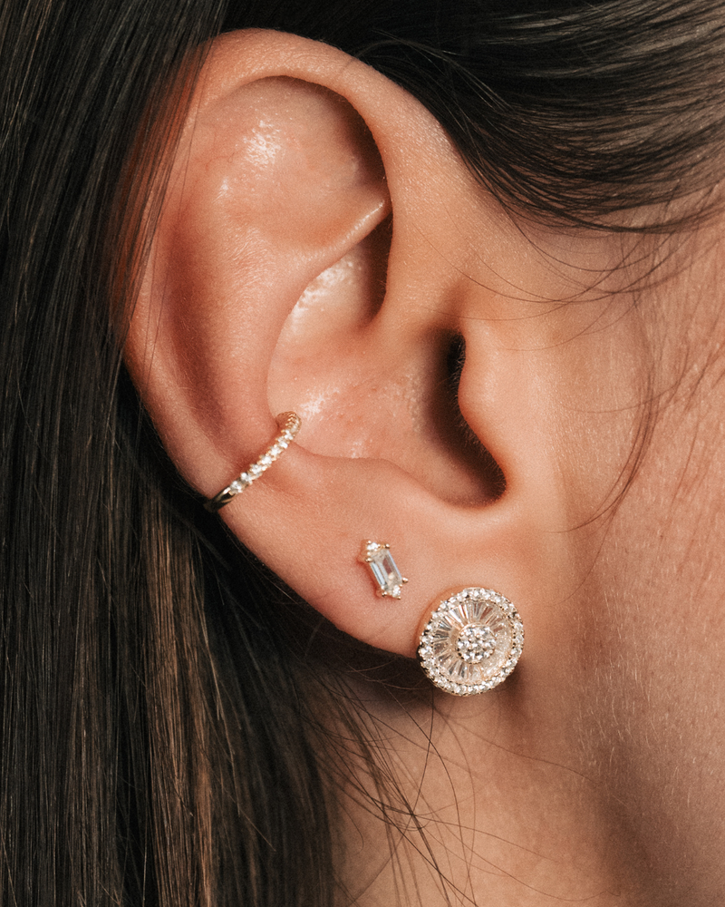 Earcuff « Simple Intemporel » en argent 925 doré à l’or jaune 18 carats, design minimaliste rehaussé de zirconiums blancs, finition polie brillante.