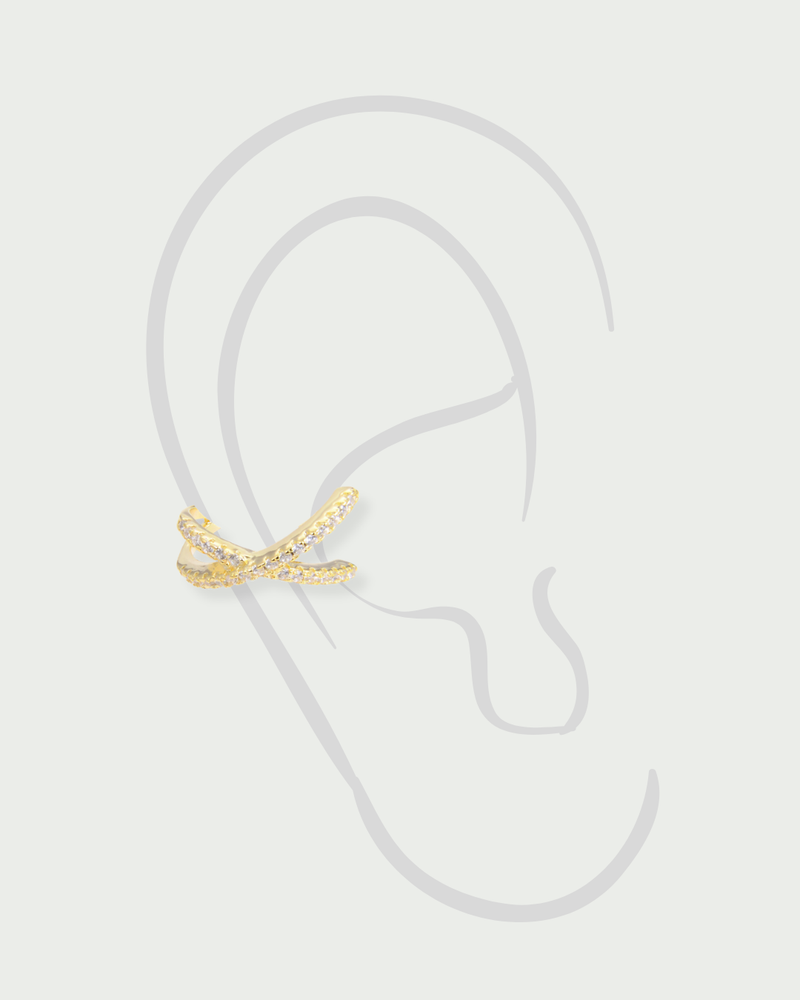 Earcuff Croisé Intemporel – Doré en argent 925 doré à l’or 18 carats, lignes entrelacées au design structuré et contemporain, finition lumineuse résistante à l’oxydation, format ajustable à clipser sans piercing, conçu pour habiller l’oreille d’une touche solaire et architecturale, à porter seul ou en accumulation.
