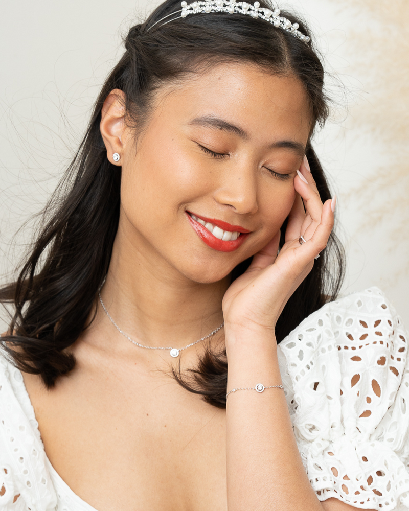 Evelyne shooting Mariagee, puces, bracelet, collier infini rond blanc