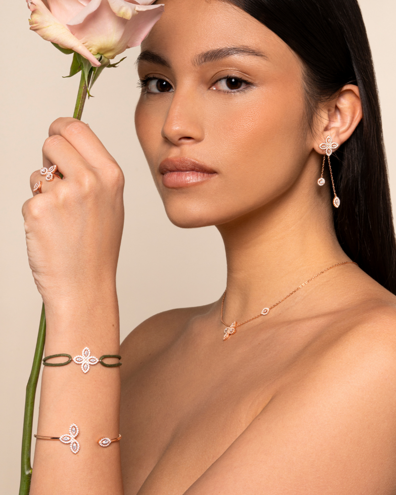 Jonc « Fleur de Vie » en argent 925 doré à l’or rose 18 carats, motif floral orné de trois pierres en zirconium taille marquise, finition polie brillante.