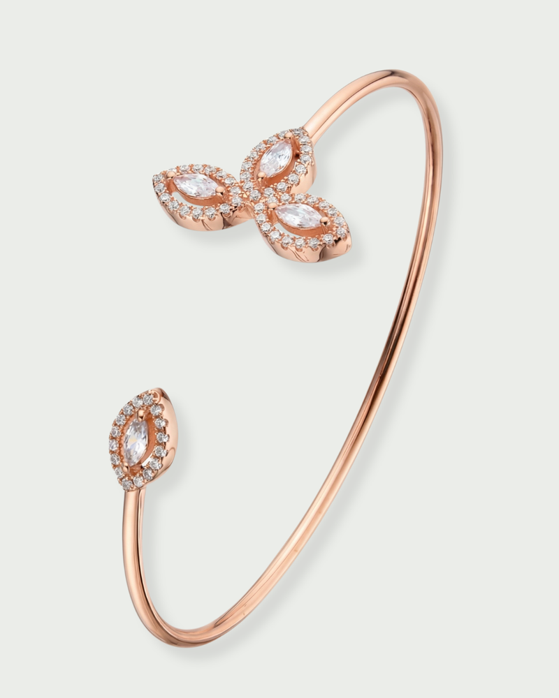 Jonc « Fleur de Vie » en argent 925 doré à l’or rose 18 carats, motif floral orné de trois pierres en zirconium taille marquise, finition polie brillante.