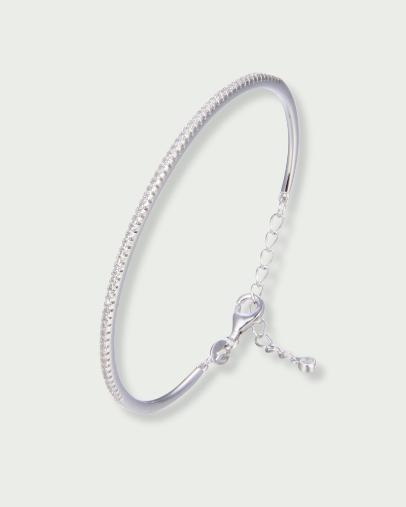 Jonc Intemporel – Blanc en argent 925 rhodié, ligne épurée au design minimaliste, finition polie brillante résistante à l’oxydation, silhouette élégante et intemporelle à porter seule ou en accumulation.
