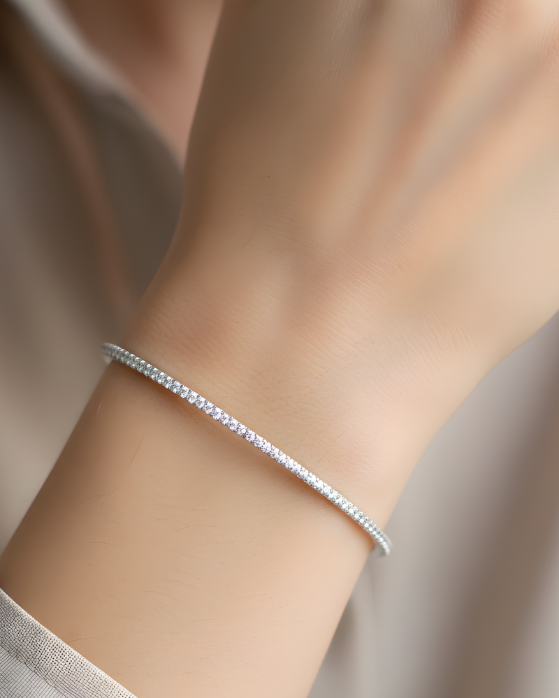 Jonc Intemporel – Blanc en argent 925 rhodié, ligne épurée au design minimaliste, finition polie brillante résistante à l’oxydation, silhouette élégante et intemporelle à porter seule ou en accumulation.
