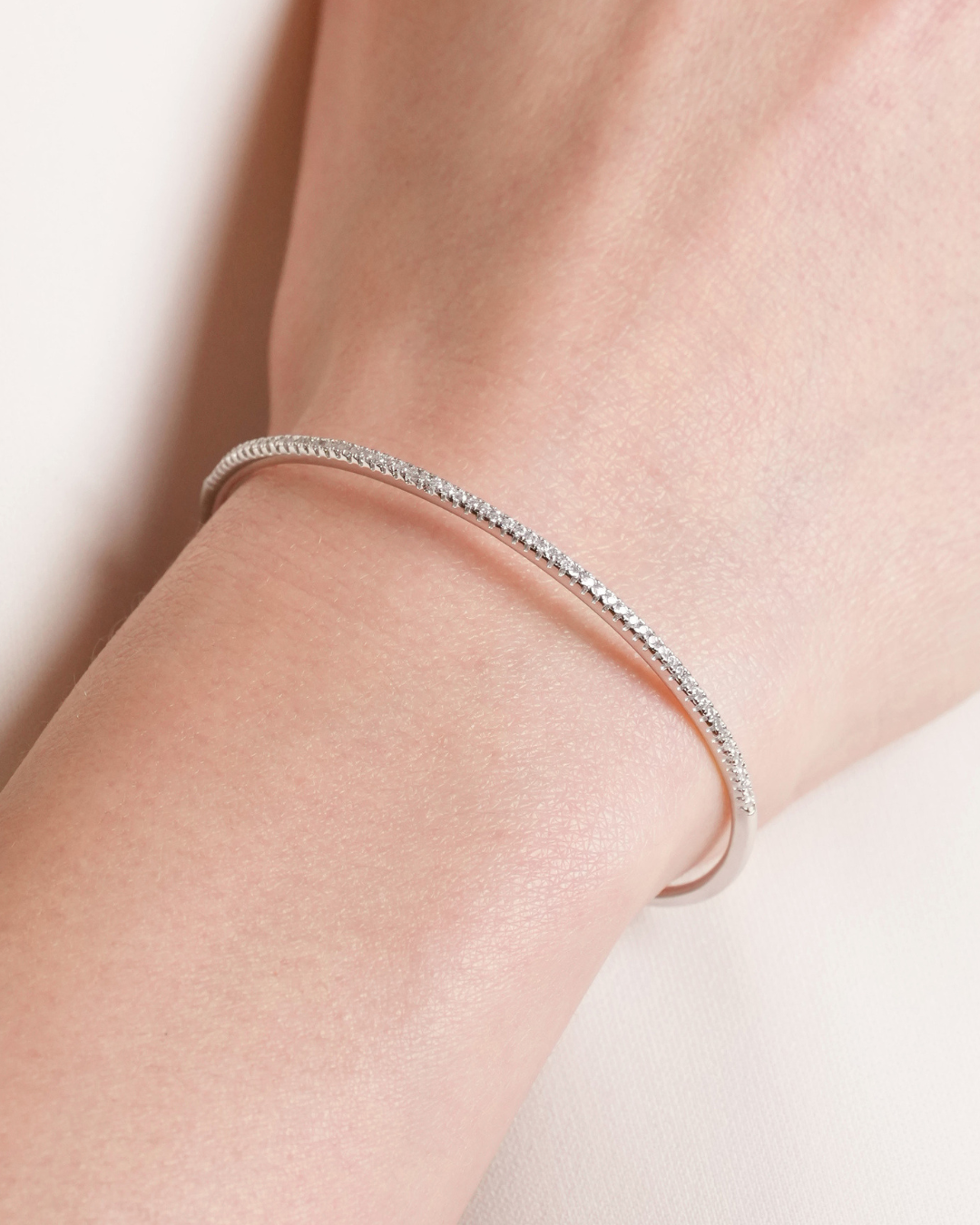 Jonc Intemporel – Blanc en argent 925 rhodié, ligne épurée au design minimaliste, finition polie brillante résistante à l’oxydation, silhouette élégante et intemporelle à porter seule ou en accumulation.
