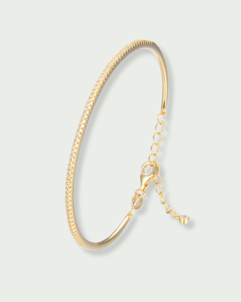 Jonc Intemporel – Doré en argent 925 doré à l’or 18 carats, ligne épurée au design minimaliste, finition lumineuse résistante à l’oxydation, silhouette élégante et intemporelle à porter seule ou en accumulation.
