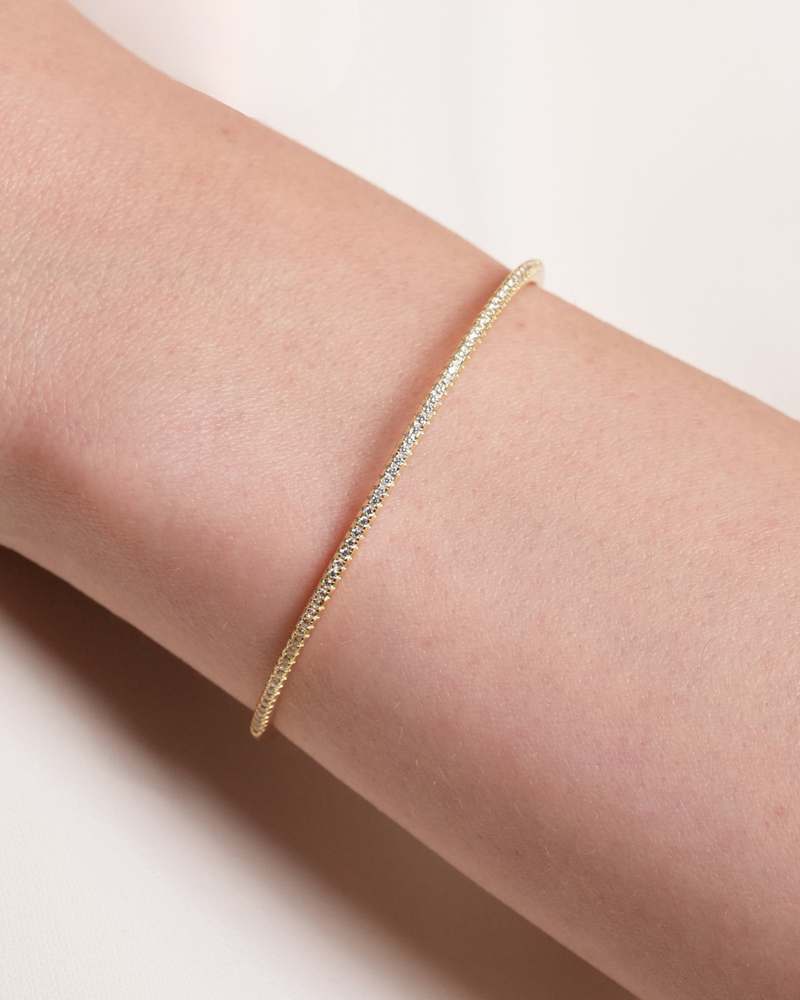 Jonc Intemporel – Doré en argent 925 doré à l’or 18 carats, ligne épurée au design minimaliste, finition lumineuse résistante à l’oxydation, silhouette élégante et intemporelle à porter seule ou en accumulation.
