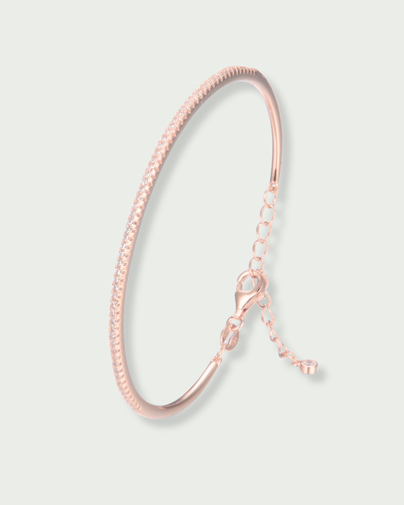 Jonc Intemporel – Rose en argent 925 doré à l’or rose 18 carats, ligne épurée au design minimaliste, finition lumineuse résistante à l’oxydation, silhouette élégante et intemporelle à porter seule ou en accumulation.
