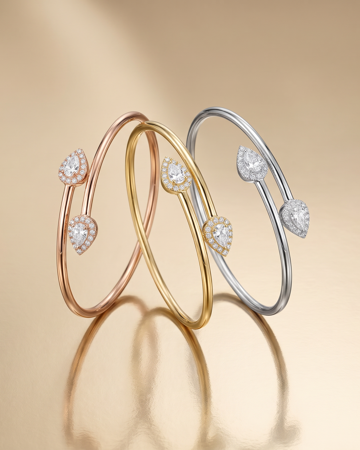 Bracelet « Overlap Gala » en argent 925 doré à l’or jaune / rose 18 carats, design ouvert et contemporain avec deux pierres centrales en zirconium taille poire, finition polie brillante. Bracelet Overlap Gala