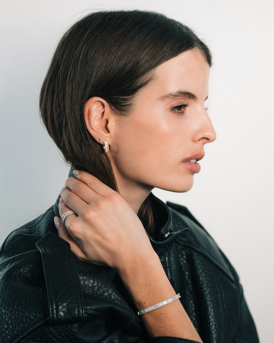 Bracelet jonc ouvert en argent 925 rhodié de zirconium taille baguette et pierres rondes porté