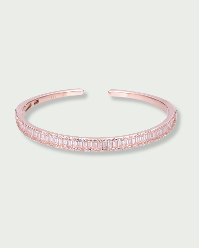 Bracelet jonc ouvert en argent 925 doré rose pavé de zirconium taille baguette et pierres rondes.