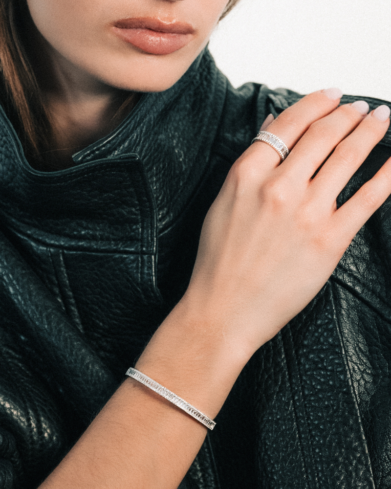 Bracelet jonc ouvert en argent 925 rhodié de zirconium taille baguette et pierres rondes porté