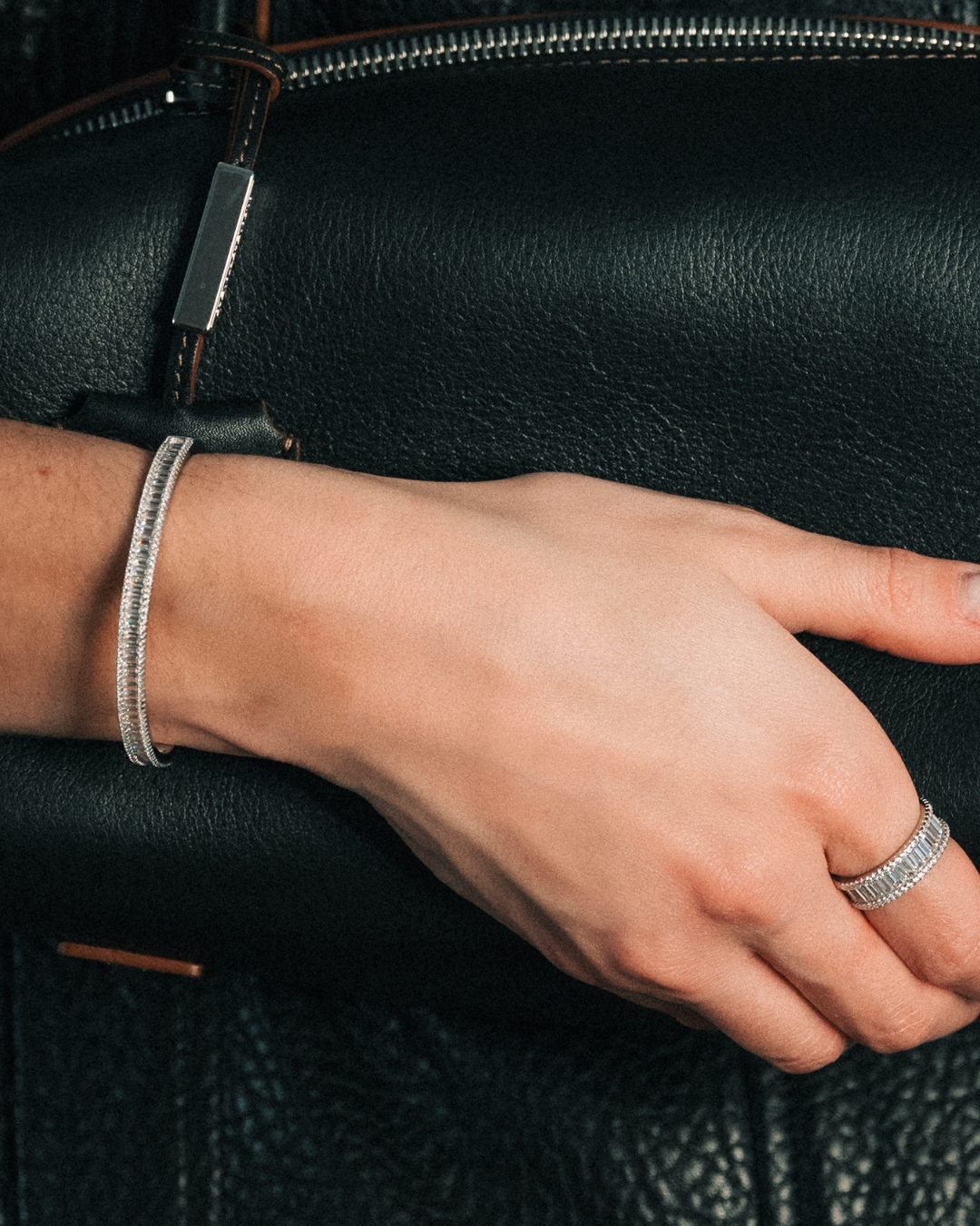 Bracelet jonc ouvert en argent 925 rhodié de zirconium taille baguette et pierres rondes porté