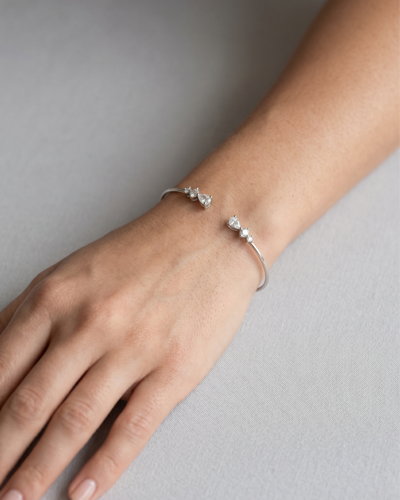 Jonc Opposite Éclat blanc GENA Jewelry en argent 925 rhodié, orné de zircons taille poire aux extrémités. Porté