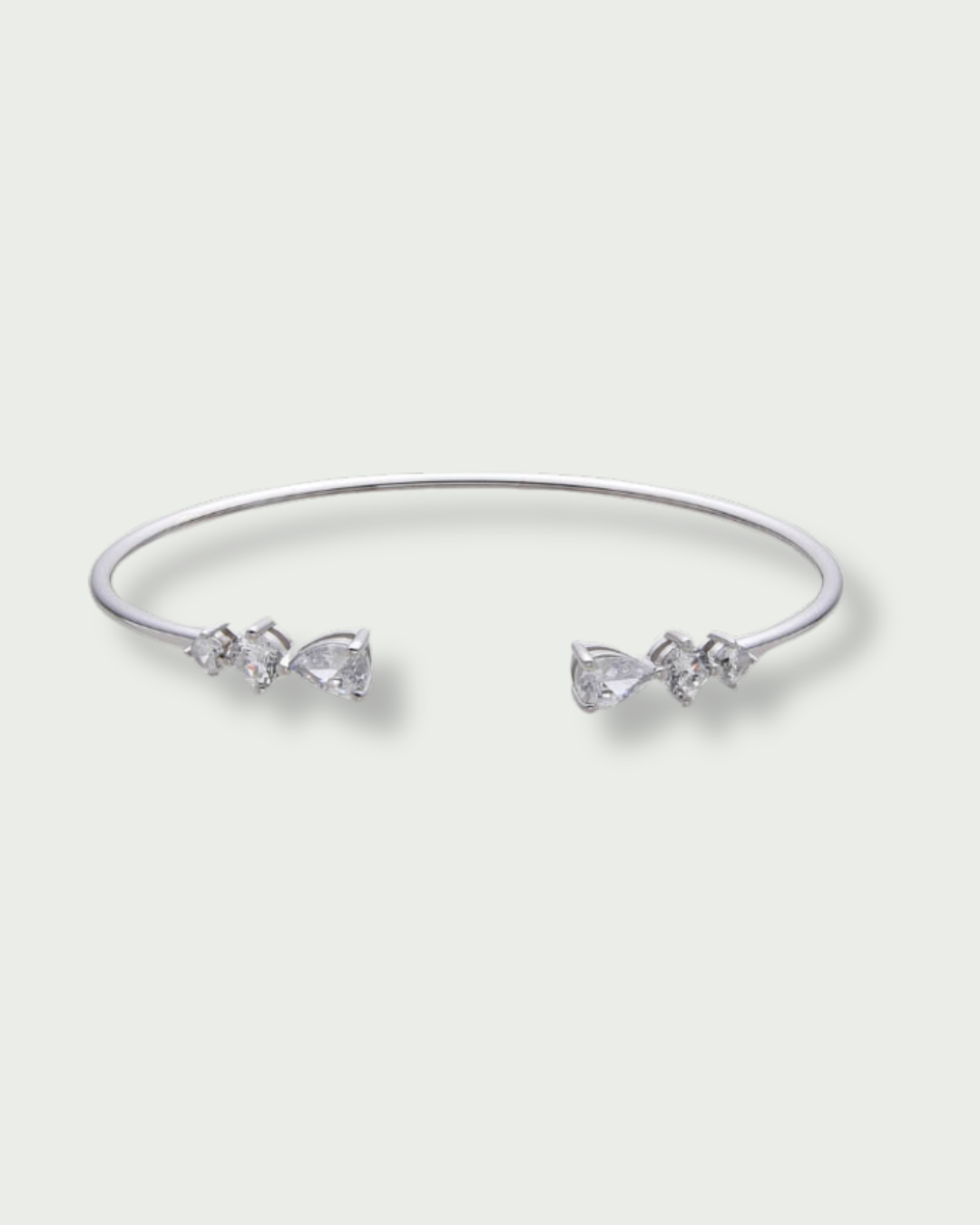 Jonc Opposite Éclat blanc GENA Jewelry en argent 925 rhodié, orné de zircons taille poire aux extrémités.