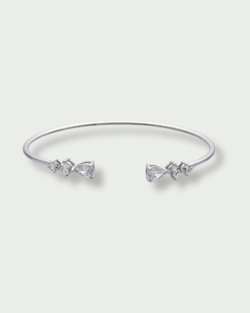 Jonc Opposite Éclat blanc GENA Jewelry en argent 925 rhodié, orné de zircons taille poire aux extrémités.