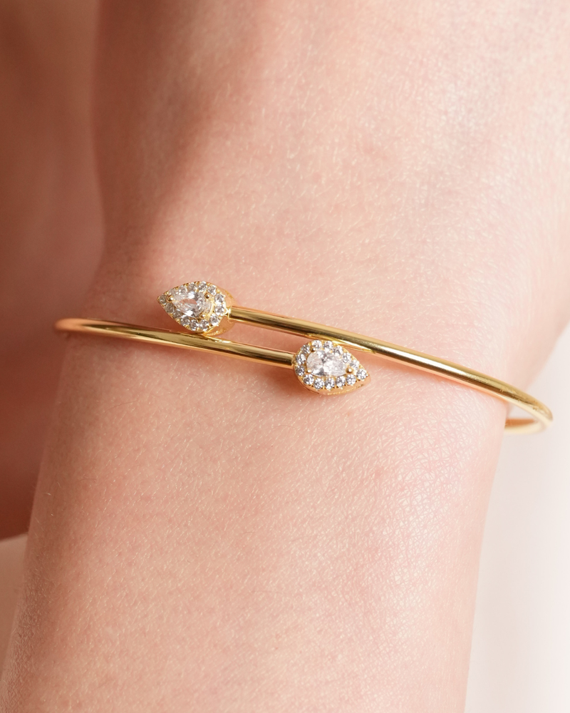 Bracelet « Overlap Gala » en argent 925 doré à l’or jaune 18 carats, design ouvert et contemporain avec deux pierres centrales en zirconium taille poire, finition polie brillante