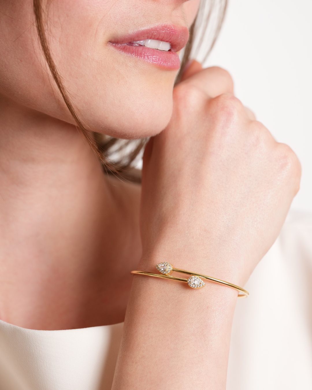 Bracelet « Overlap Gala » en argent 925 doré à l’or jaune 18 carats, design ouvert et contemporain avec deux pierres centrales en zirconium taille poire, finition polie brillante