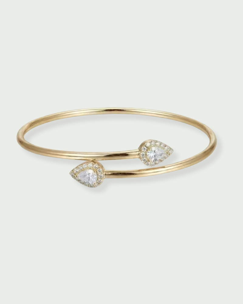 Bracelet « Overlap Gala » en argent 925 doré à l’or jaune 18 carats, design ouvert et contemporain avec deux pierres centrales en zirconium taille poire, finition polie brillante