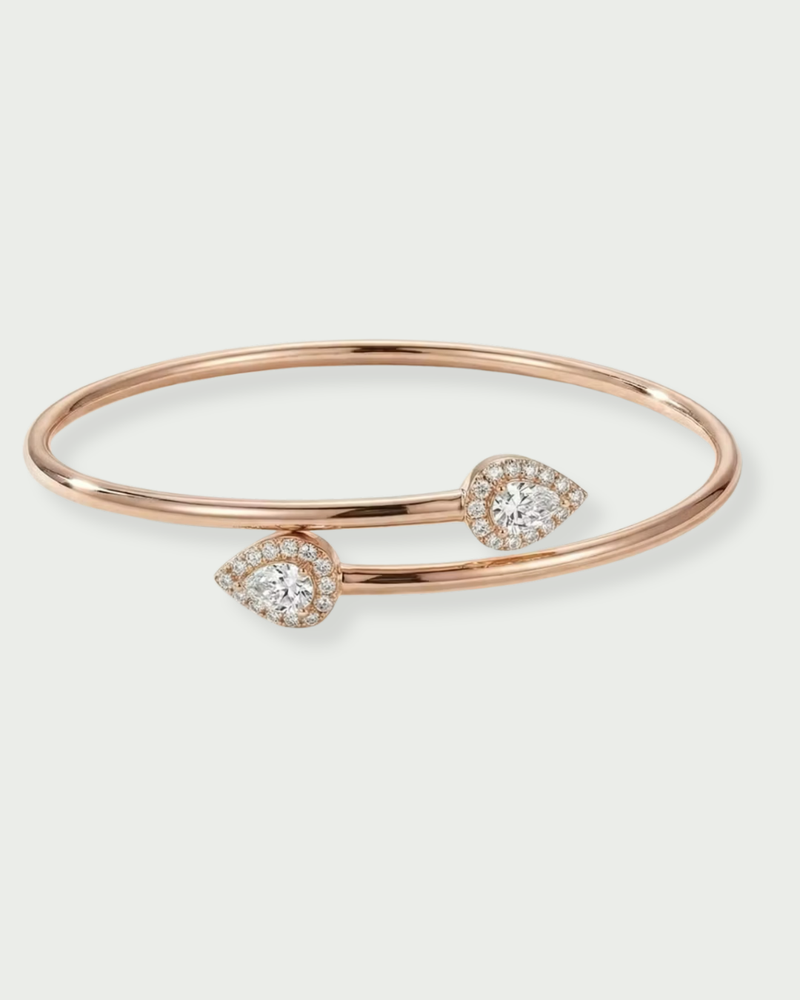 Bracelet « Overlap Gala » en argent 925 doré à l’or jaune 18 carats, design ouvert et contemporain avec deux pierres centrales en zirconium taille poire, finition polie brillante. Bracelet Overlap Gala