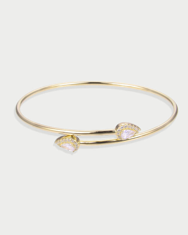 Bracelet « Overlap Gala » en argent 925 doré à l’or jaune 18 carats, design ouvert et contemporain avec deux pierres centrales en zirconium taille poire, finition polie brillante