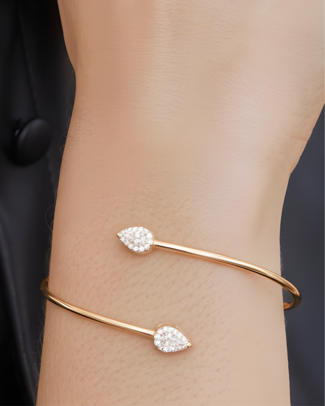 Bracelet « Overlap Gala » en argent 925 doré à l’or jaune 18 carats, design ouvert et contemporain avec deux pierres centrales en zirconium taille poire, finition polie brillante