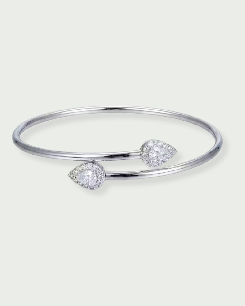 Bracelet « Jonc My Sweet Pear » en argent 925 rhodié, orné de deux pierres centrales en zirconium taille poire, finition polie brillante.