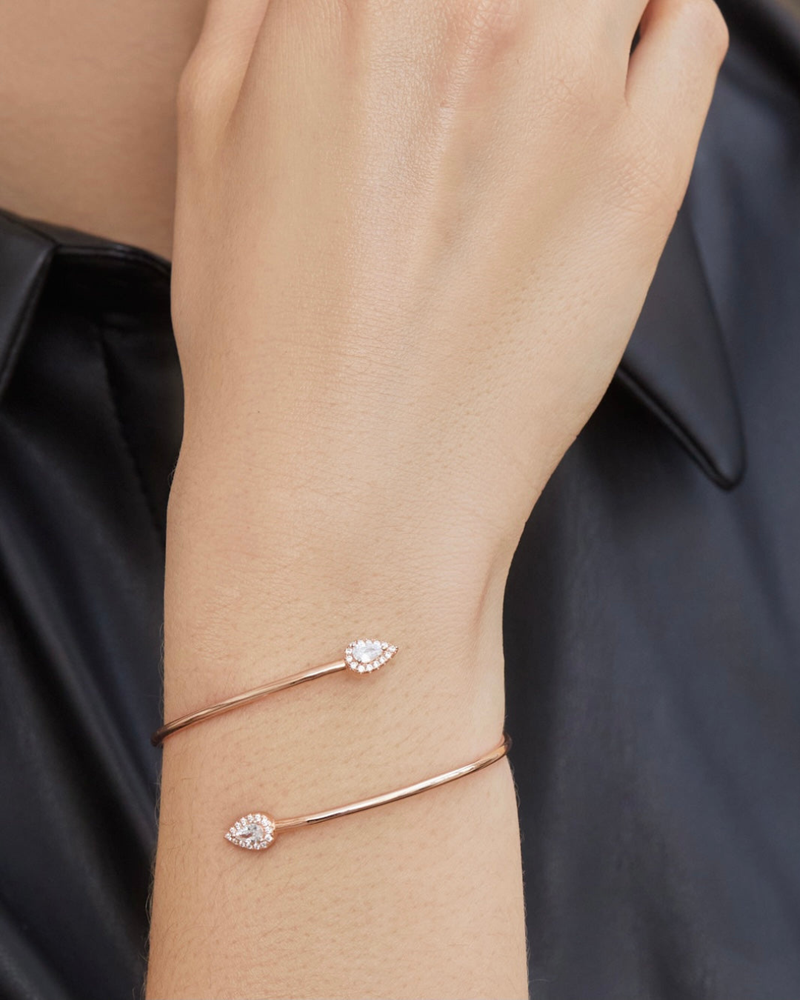 Bracelet « Overlap Gala » en argent 925 doré à l’or jaune 18 carats, design ouvert et contemporain avec deux pierres centrales en zirconium taille poire, finition polie brillante. Bracelet Overlap Gala