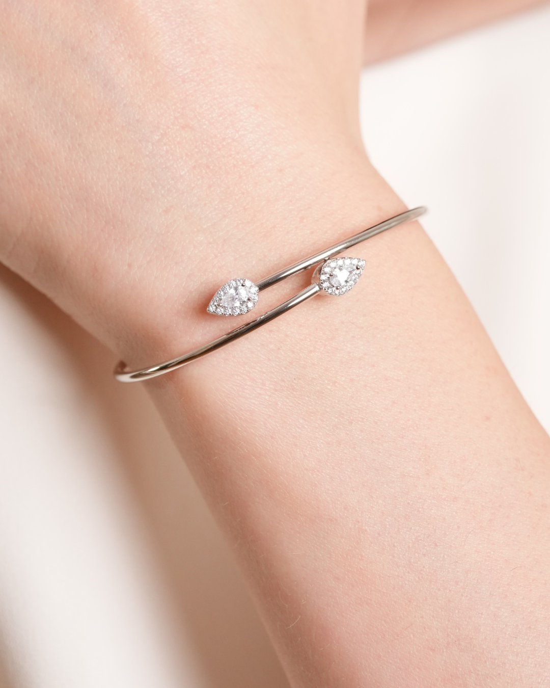 Bracelet « Jonc My Sweet Pear » en argent 925 rhodié, orné de deux pierres centrales en zirconium taille poire, finition polie brillante.