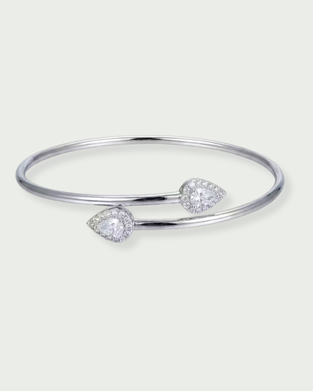 Bracelet « Jonc My Sweet Pear » en argent 925 rhodié, orné de deux pierres centrales en zirconium taille poire, finition polie brillante.